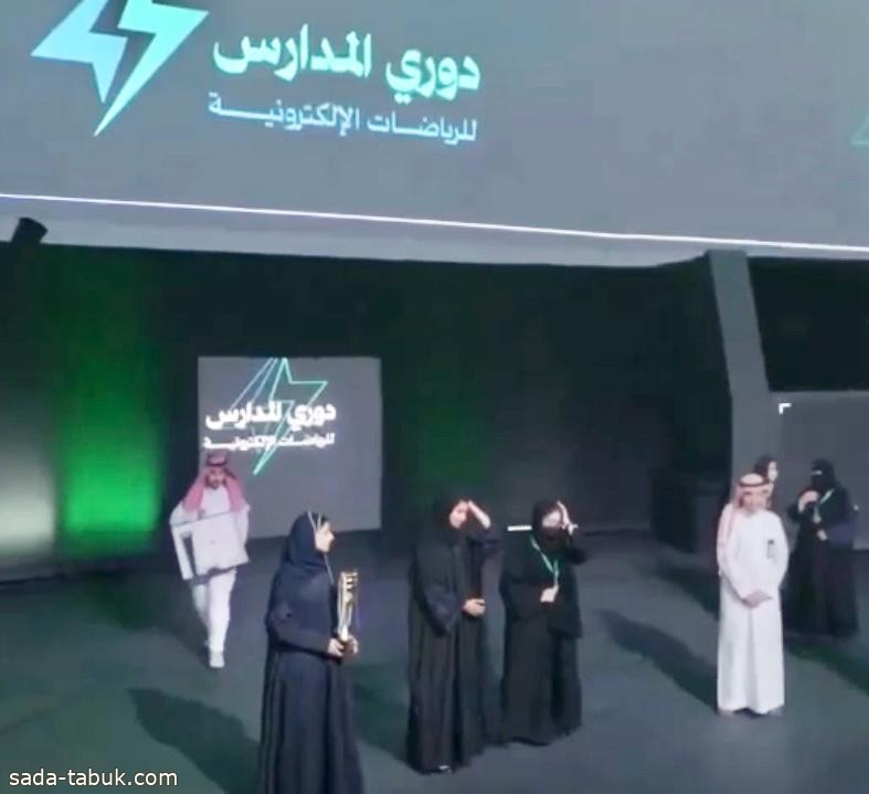 المشرف العام على مدارس الملك عبدالعزيز النموذجية يقدم فوز الطالبة غادة العيسى إهداء لأمير المنطقة
