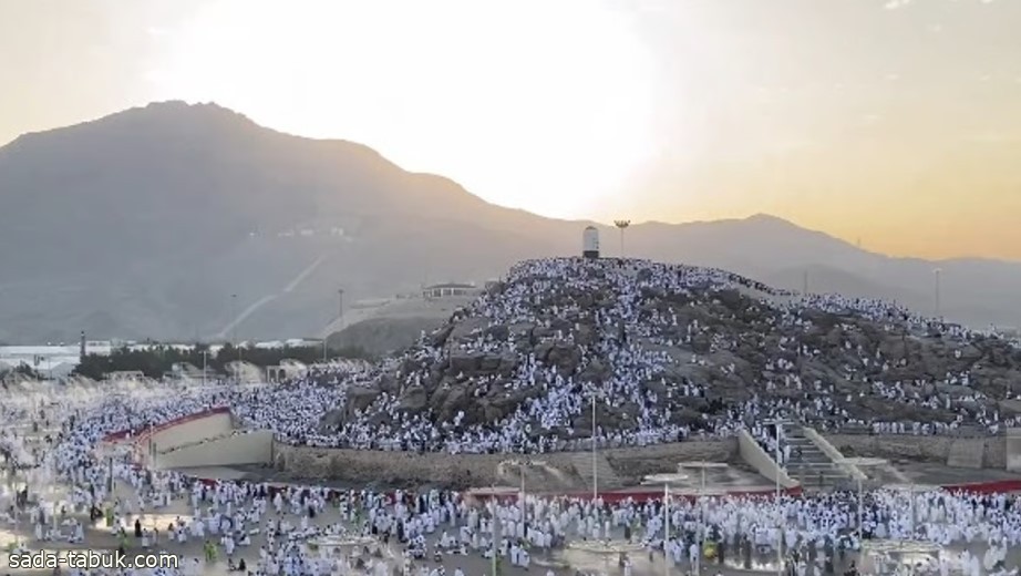 ملبّين متضرّعين وسط أجواء إيمانية يغمرها الخشوع.. ضيوف الرحمن يتوافدون إلى عرفات لأداء ركن الحج الأعظم