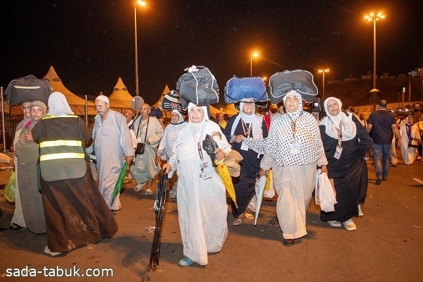 مطوفي الدول العربية تفوج نصف حجاجها يوم 13