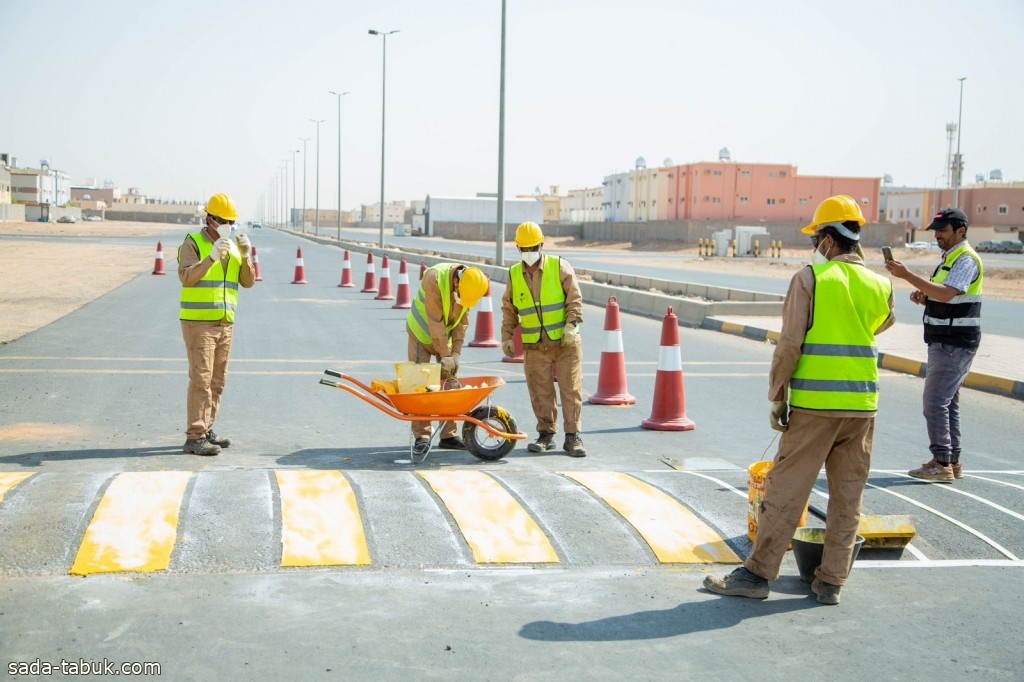 أمانة تبوك تكثف أعمال صيانة ودهان ٤٤ ألف متر مربع من الأرصفة والبردورات والمطبات الصناعية خلال النصف الأول من2024