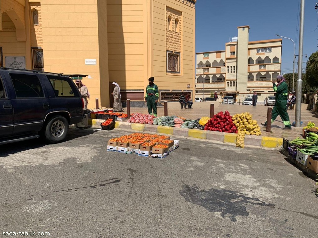 أمانة عسير تتعقب الباعة الجائلين وتصادر 4 طن من الأغذية المجهولة