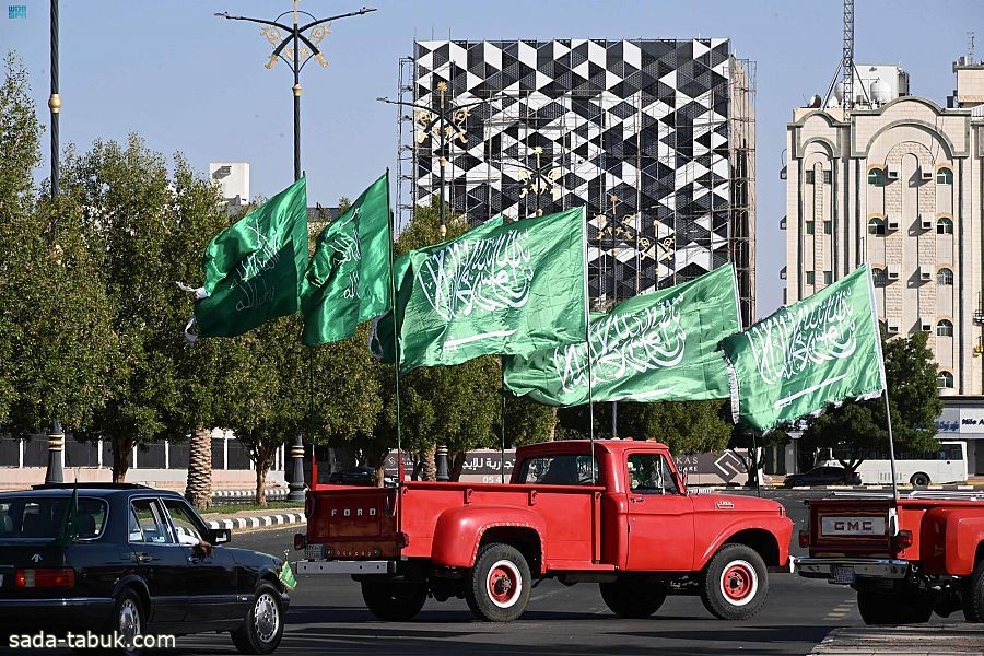 القطاعات الأمنية لـ"وزارة الداخلية" بتبوك تحتفي بيوم العلم