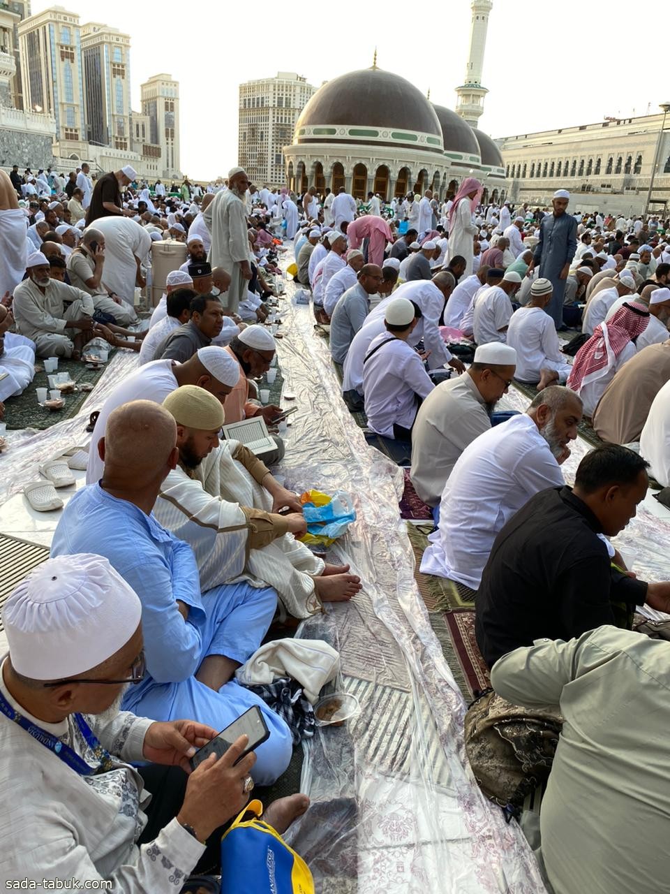 سواعد الحي بمركز المسفلة يقدم سفرة إفطار صائم بالحرم المكي طوال شهر رمضان