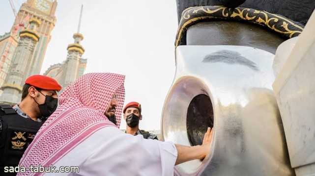 بأفخر أنواع الطيب.. السديس وعدد من قياديي الرئاسة يتشرّفون بتطييب الحجر الأسود والكعبة المشرفة