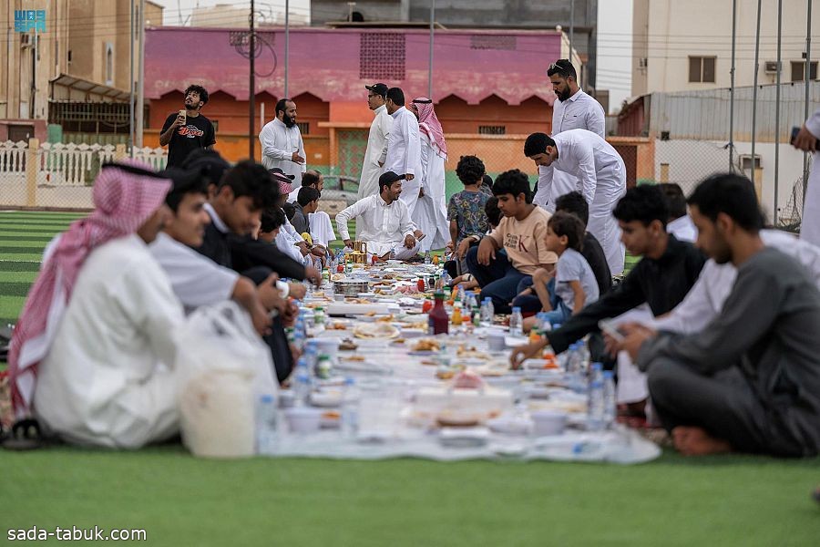 الإفطار الجماعي بأحياء الوجه عادة رمضانية يتوارثها الأبناء عن الآباء