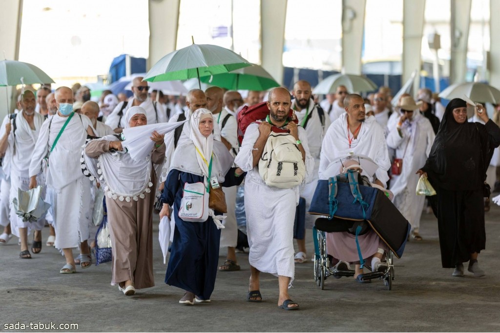 حجَّاجُ بيت الله الحرام أدَّوا صلواتُ يوم النحر بمسجد الخيف بمشعر منى وسط منظومة من الخدمات