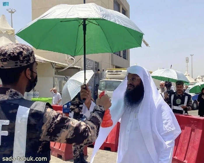 شؤون الحرمين توزع 100 ألف مظلة وسجادة على ضيوف الرحمن في مشعر منى