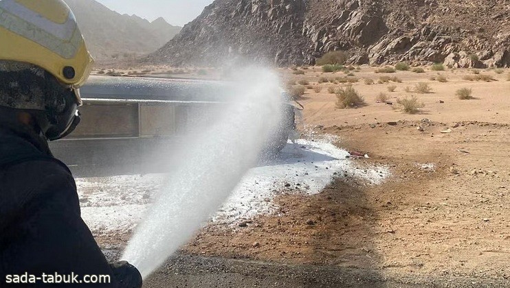 الدفاع المدني يباشر حادثتي انقلاب حافلة وقود بضباء