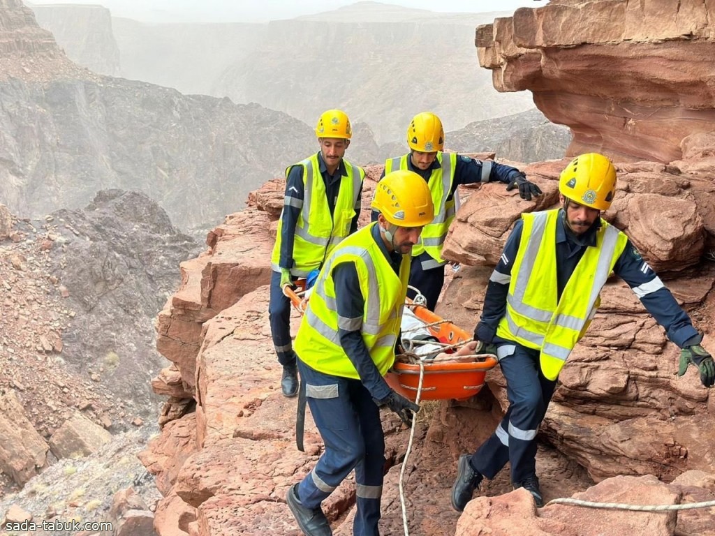 مدني تبوك ينقذ شخصًا سقط من مرتفع جبلي