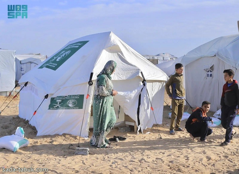 مركز الملك سلمان للإغاثة يوزع سلال غذائية ومساعدات إيوائية في مخيمات الإيواء غرب مدينة رفح جنوب قطاع غزة