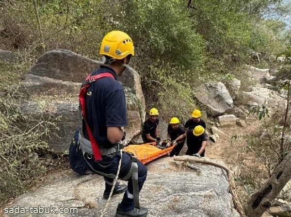 الدفاع المدني بـ جازان ينقذ مخالفًا لنظام أمن الحدود سقط من منطقة جبلية