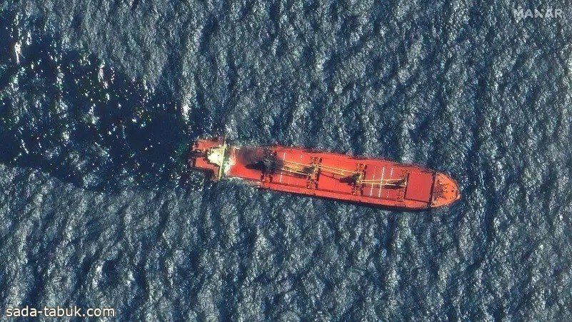 حادث جديد في البحر الأحمر .. صاروخ نحو سفينة غربي الحديدة